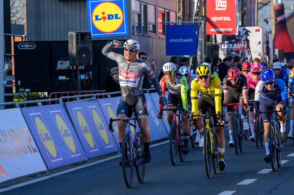 Philipsen triomfeert in massasprint Kuurne-Brussel-Kuurne 2025